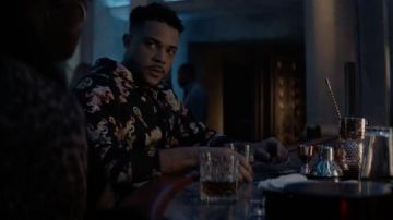 Sweat à capuche imprimé porté par Marquis Jet (Nick Creegan) dans Batwoman séries télévisées tenues (S03E04)