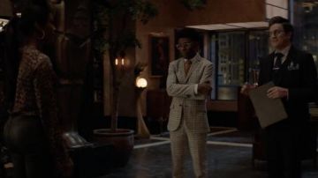 Costume à carreaux porté par Luke Fox (Camrus Johnson) comme on le voit dans Batwoman série TV garde-robe (Saison 3 Épisode 4)