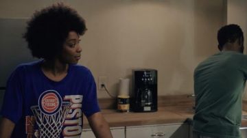 Detroit Pistons Bleu T-shirt porté par Ola Adebayo (Ego Nwodim) comme on le voit dans la Vie Amoureuse de l'émission de télévision tenues (S02E04)