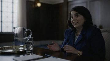 Reloj dorado usado por Monica Lewinsky (Beanie Feldstein) como se ve en el vestuario de la serie de televisión American Crime Story (S03E09)