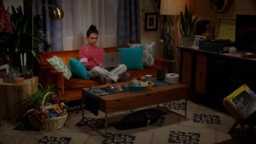 Pantalon rayé porté par Alicia Adams (Isabella Gomez) comme on le voit dans la Tête de la Classe de l'émission de Télé garde-robe (Saison 1 Épisode 1)