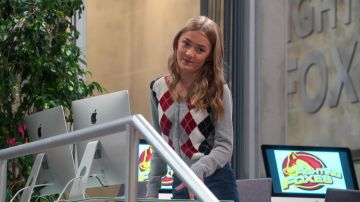 Cardigan porté par Sarah Watson (Katie Beth Hall) comme on le voit dans les tenues de chef de classe de l'émission de télévision (S01E02)