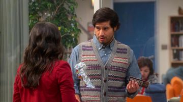 Sans manches Gris imprimé cardigan porté par Elliot Olsen (Jorge Diaz) comme on le voit dans Chef de Classe (S01E07)