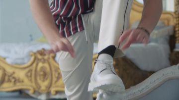 Zapatos Oxford usados por Bazzi en su video musical oficial