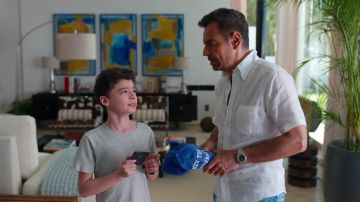 Montre portée par Máximo Gallardo (Eugenio Derbez) comme on le voit dans Acapulco série Tv garde-robe (Saison 1 Épisode 6)