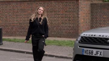 Pantalon utilitaire noir porté par Juno Temple dans Ted Lasso série TV garde-robe (Saison 1 Épisode 6)