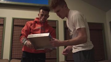Le sweatshirt rouge orangé avec des flammes sur le bout des manches porté par Deshaun Highler dans Last Chance U: Basketball (S01E05)