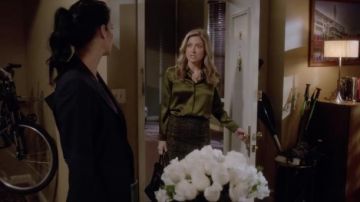 The green blouse worn by Maura Isles (Sasha Alexander) in the series Rizzoli &amp; Isles: autopsy of a murder (S04E13)