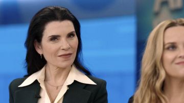 Boucle d&#39;oreille portée par Laura Peterson (Julianna Margulies) dans The Morning Show série TV garde-robe (Saison 2 Épisode 6)