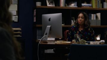 Chemisier imprimé porté par Mia Jordan (Karen Pittman) comme on le voit dans The Morning Show série TV garde-robe (Saison 2 Épisode 8)