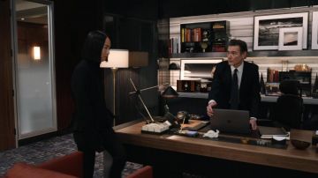 Lámpara de escritorio de Cory Ellison (Billy Crudup) como se ve en la serie de televisión The Morning Show (Temporada 2 Episodio 8)