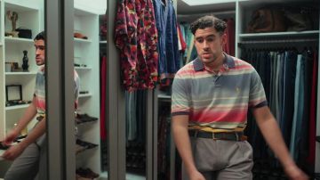Ralph Lauren Polo a rayas usado por Arturo "Kitty" Paez (Bad Bunny) como se ve en los trajes del programa de televisión Narcos: México (S03E03)