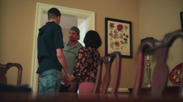 Polo Under Armour en gris usado por el entrenador Bobby (Marc Blucas) como se ve en Swagger (S01E04)