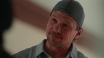 Ropa de cabeza Under Armour usada por el entrenador Bobby (Marc Blucas) como se ve en los atuendos del programa de televisión Swagger (Temporada 1 Episodio 4)