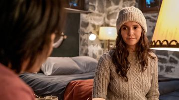 Pull blanc torsadé de Natalie Bauer (Nina Dobrev) dans Love hard