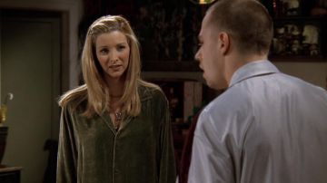 La chemise en velours vert kaki de Phoebe Buffay (Lisa Kudrow) dans la série Friends (S03E18)