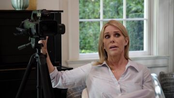 Collier en or porté par Cheryl David (Cheryl Hines) comme on le voit dans Curb Your Enthusiasm TV show garde-robe (Saison 11 Épisode 3)