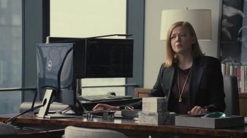 Collier pendentif en or porté par Shiv Roy (Sarah Snook) comme on le voit dans Succession série TV garde-robe (Saison 3 Épisode 4)