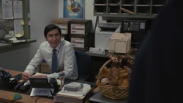 Bleu imprimé cravate porté par Greg Hirsch (Nicholas Braun) comme on le voit dans la Succession de l'émission de télévision tenues (Saison 3 Épisode 4)