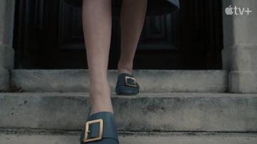 Zapatos azules usados por Leanne Grayson (Nell Tiger Free) como se ve en el vestuario de la serie de televisión Servant (Temporada 3)