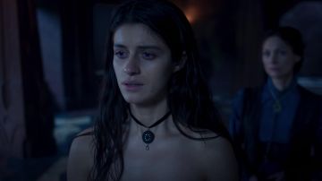 Choker nacklace porté par Yennefer (Anya Chalotra) comme on le voit dans les tenues de la série télévisée The Witcher (Saison 2)