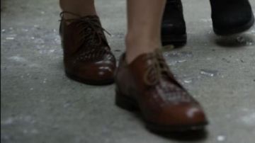 Los zapatos derbi marrones de Angela Moss (Portia Doubleday) en la serie Mr. Robot (S01E09)