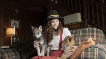 Le chapeau de Alma (Molly Kunz) dans le film Le loup et le lion