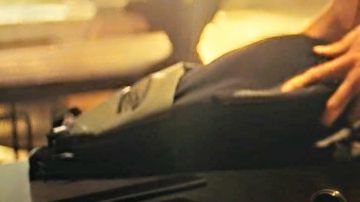 Bolsa de cabestrillo utilizada por Nolan Booth (Ryan Reynolds) como se ve en la película Red Notice