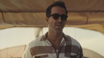 La camisa estampada que lleva Nolan Booth (Ryan Reynolds) en la película Red Notice