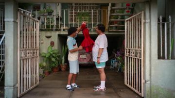 Zapatillas nike azules usadas por Máximo Gallardo (Enrique Arrizon) como se ve en los atuendos de la serie de televisión Acapulco (Temporada 1 Episodio 7)