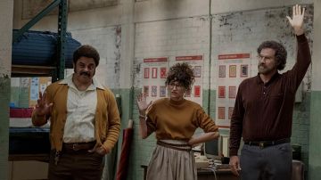 Cardigan jaune moutarde porté par Bruce (Cornell Womack) comme on le voit dans The Shrink Next Door (S01E03)