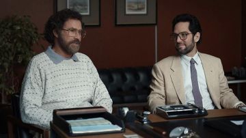 Gris Imprimé Chandail porté par Marty Markowitz (Will Ferrell) comme on le voit dans The Shrink Next Door (S01E04)