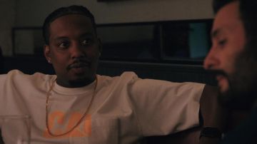 Camiseta CAT Caterpillar usada por Yogi (Christopher Powell) como se ve en Love Life (S02E08)