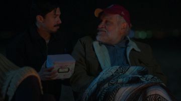 New Era Red Hat Cap porté par Casimiro 'Pop' Morales (Joaquín Cosío) comme on le voit dans Gentefied (S02E08)