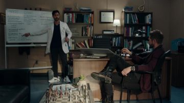 Botas negras usadas por Conrad Hawkins (Matt Czuchry) como se ve en los atuendos del programa de televisión The Resident (S05E06)
