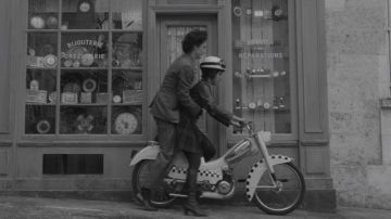 Botas de moto negras de tacón medio usadas por Juliette (Lyna Khoudri) en The French Dispatch