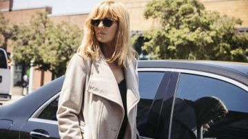 Abrigo de lana blanca usado por Beth Dutton (Kelly Reilly) como se ve en el vestuario del programa de televisión de Yellowstone (Temporada 1 Episodio 8)