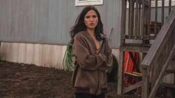 Suéter con capucha marrón usado por Monica Dutton (Kelsey Chow) como se ve en los atuendos del programa de televisión de Yellowstone (Temporada 1 Episodio 4)