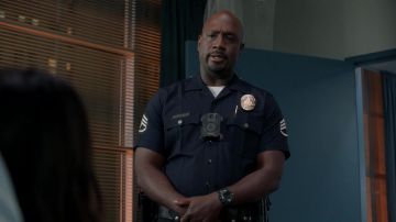 Montre numérique portée par le Sergent Wade Gray (Richard T. Jones) comme on le voit dans Les tenues de la série télévisée Rookie (S04E07)