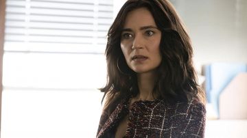 Blazer à carreaux Veste portée par Vera Sunter (Elizaveta Neretin) comme on le voit dans le Maire de Kingstown série TV garde-robe (Saison 1)