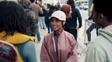 Rose Satin Bomber blouson porté par Kira King (Lexi Underwood) comme on le voit dans les tenues de Film Sneakerella