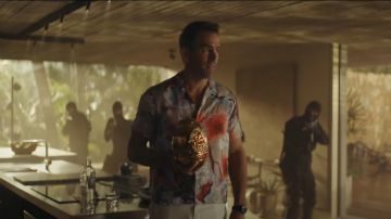 Camisa estampada usada en Bali por Nolan Booth (Ryan Reynolds) en el vestuario de la película Red Notice