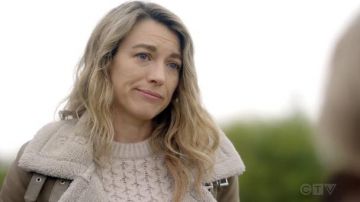Pull en tricot pull blanc porté par Eve Harris (Natalie Zea) comme on le voit dans La Brea TV show garde-robe (Saison 1 Épisode 8)