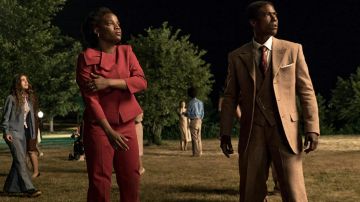 Pantalon rouge et Blazer Veste ensemble porté par (Brittany Adebumola) comme on le voit dans l'émission de télévision 4400 garde-robe (S01E01)