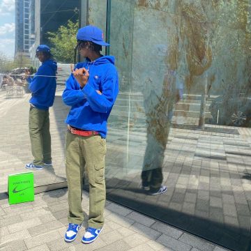 The hooded sweatshirt blue Champion of cashsebi on his account Instagram @shawtyluvsebii