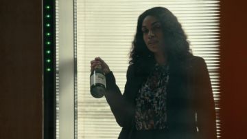 Blusa estampada usada por Bridget Meyer (Rosario Dawson) como se ve en el vestuario de la serie Dopesick Tv (S01E08)