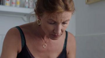 The necklace with a ring worn by Annie (Alexandra Lamy) in the movie The test