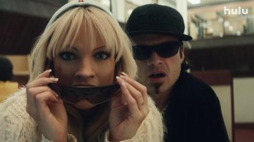 Les lunettes de soleil surdimensionnées portées par Pamela Anderson (Lily James) comme on le voit dans les tenues de l'émission de télévision Pam &amp; Tommy (Saison 1)
