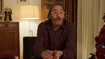 La camisa floral usada por Daniel (Philippe Rebbot) en Christmas Flow (S01E01)