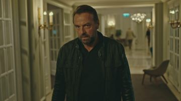 La veste verte portée par Bob Lemmens (Tom Waes) dans la série Undercover (Saison 2 Épisode 6)